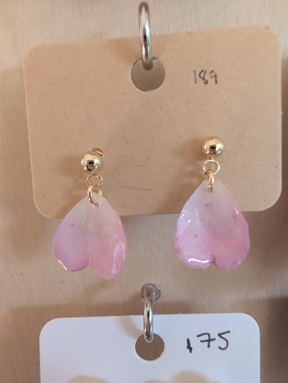 Hängande små rosa rosblad